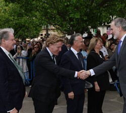 Su Majestad el Rey recibe el saludo del alcalde de Badajoz, Ignacio Gracera