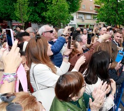 Su Majestad el Rey recibe el saludo de los vecinos que se han congregado en los alrededores