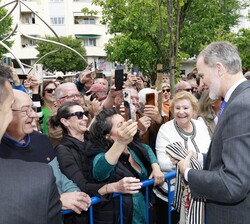 Los vecinos y ciudadanos saludan a Su Majestad el Rey