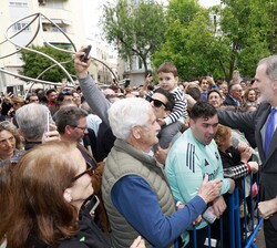 A su llegada, Don Felipe es recibido por una multitud de ciudadanos