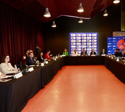 Vista general de la sesión de trabajo con la mesa de seguimiento del Plan Especial de Intervención para jóvenes valencianos