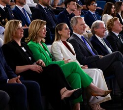 Su Majestad el Rey junto a las autoridades en el auditorio