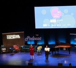 Vista del escenario al incio del acto con la intervención de las maestras de ceremonias