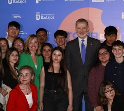 Su Majestad el Rey junto a los alumnos de 4º de la ESO del Colegio Diocesano San Antonio de Padua II de Catarroja