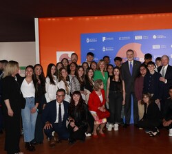 Su Majestad el Rey junto a los alumnos de 4º de la ESO del Colegio Diocesano San Antonio de Padua II de Catarroja