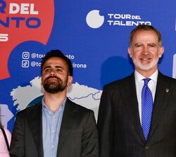 Su Majestad el Rey acompañado de Andoni Forner Cuenca, Premio Investigación 2025 de la Fundación Princesa de Girona