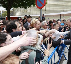 Don Felipe recibe el cariño de los vecinos que se encontraban a las afueras del Palacio de Congresos de Badajoz