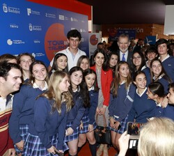 Don Felipe acompañado de jóvenes asistentes al acto