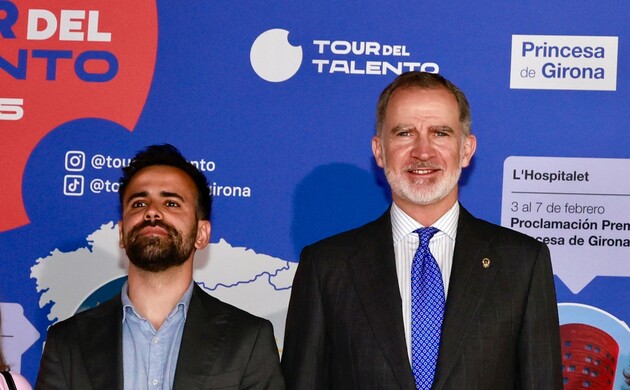 Su Majestad el Rey acompañado de Andoni Forner Cuenca, Premio Investigación 2025 de la Fundación Princesa de Girona