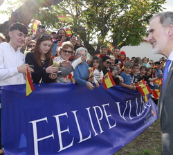 Su Majestad el Rey recibe una calurosa bienvenida de los vecinos de Cuacos de Yuste