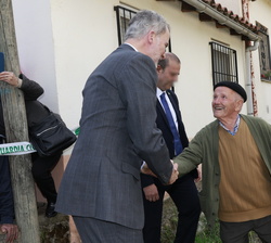 Su Majestad el Rey recibe el saludo de un vecino de Cuacos de Yuste