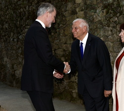 Su Majestad el Rey recibe el saludo del “Premio Europeo Carlos V”,  Josep Borrell, en presencia de su esposa, Cristina Narbona