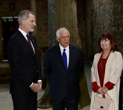 Su Majestad el Rey conversa con el galardonado, su esposa, la presidenta de la Junta de Extremadura y el ministro para la Transformación Digital y de 