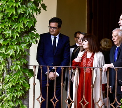 Su Majestad el Rey acompañado por el premiado, su esposa, la presidenta de la Junta de Extremadura y el ministro para la Transformación Digital y de l
