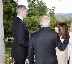 Su Majestad el Rey conversa antes de la cena con el premiado, su esposa, la presidenta de la Junta de Extremadura y el ministro para la Transformación