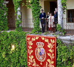 Su Majestad el Rey en la terraza, acompañado por el premiado, su esposa, la presidenta de la Junta de Extremadura y el ministro para la Transformación