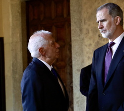Su Majestad el Rey conversa con el galardonado, Josep Borrell, ex Alto Representante de la Unión para Asuntos Exteriores y Política de Seguridad y exp