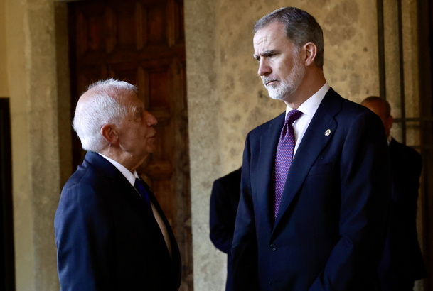 Su Majestad el Rey conversa con el galardonado, Josep Borrell, ex Alto Representante de la Unión para Asuntos Exteriores y Política de Seguridad y exp