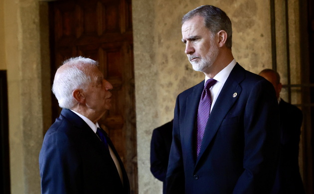 Su Majestad el Rey conversa con el galardonado, Josep Borrell, ex Alto Representante de la Unión para Asuntos Exteriores y Política de Seguridad y exp