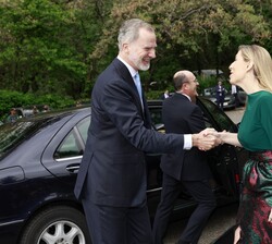 Su Majestad el Rey recibe el saludo de la presidenta de la Junta de Extremadura y presidenta del Patronato de la Fundación Academia Europea e Iberoame