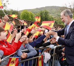 Don Felipe saluda a un grupo de niños y familias que lo esperaban a las puertas del Monasterio de Yuste.