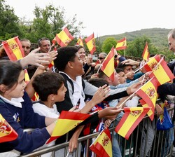 El Rey conversa con niños a las puertas del Monasterio de Yuste