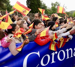 Un grupo de niños saludan a Don Felipe durante su llegada a Yuste.