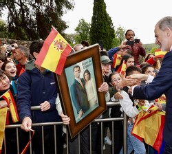 Su Majestad el Rey, junto a un grupo de niños a la entrada del Monasterio.