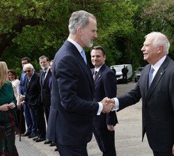 Su Majestad el Rey recibe el saludo del Excmo. Sr. Josep Borrell, galardonado con el "Premio Europeo Carlos V", en su XVIII edición