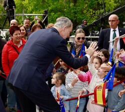 Don Felipe intercambia gestos de cariño con los niños que lo esperaban a la entrada del Monasterio de Yuste