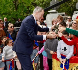 Don Felipe con varios niños a su llegada al Monasterio de San Jerónimo de Yuste
