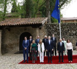 Don Felipe junto al Excmo. Sr. Josep Borrell y a las autoridades que le recibieron a su llegada al Monasterio de San Jerónimo de Yuste
