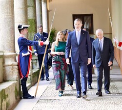 Don Felipe y el Excmo. Sr. Josep Borrell caminan entre alabarderos por el claustro del Monasterio de San Jerónimo de Yuste