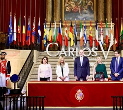 Su Majestad el Rey en la mesa presidencial antes del comienzo de la entrega del premio 
