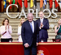Momento en el que el Excmo. Sr. Josep Borrell accede a la iglesia para dar comienzo la ceremonia 