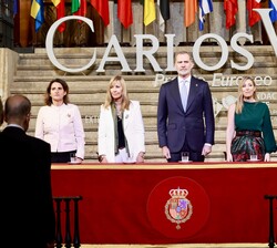 Su Majestad el Rey en la mesa presidencial acompado de las autoridades asistentes
