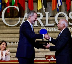 El Excmo. Sr. Josep Borrell recibe el "Premio Europeo Carlos V", en su XVIII edición de manos de Su Majestad el Rey
