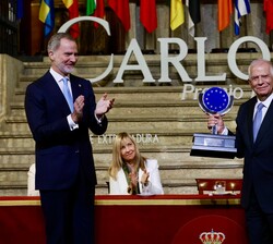 Su Majestad el Rey, acompañado del Excmo. Sr. Josep Borrell tras recibir el "Premio Europeo Carlos V"