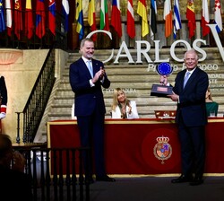 Don Felipe, tras hacer entrega al Excmo. Sr. Josep Borrell del "Premio Europeo Carlos V", en su XVIII edición
