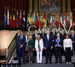 Su Majestad el Rey acompañado del premiado y de las autoridades asistentes al acto. 