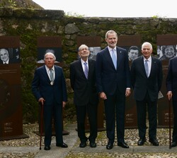Fotografía de grupo con el premiado y autoridades