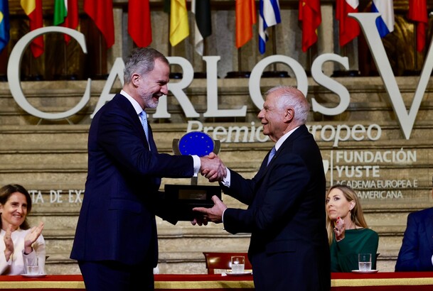 El Excmo. Sr. Josep Borrell recibe el "Premio Europeo Carlos V", en su XVIII edición de manos de Su Majestad el Rey