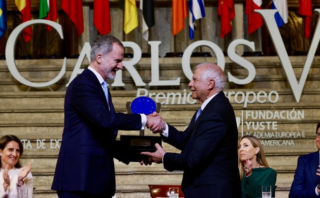 El Excmo. Sr. Josep Borrell recibe el "Premio Europeo Carlos V", en su XVIII edición de manos de Su Majestad el Rey