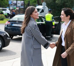 Doña Letizia recibe el saludo de la presidenta de la Comunidad de Madrid, Isabel Díaz Ayuso