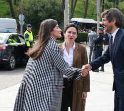 Su Majestad la Reina recibe el saludo del ministro de Cultura, Ernest Urtasun