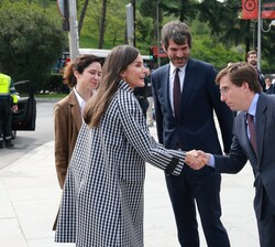 Su Majestad la Reina recibe el saludo del alcalde de Madrid, José Luis Martínez Almeida