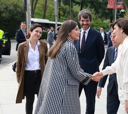 Doña Letizia recibe el saludo de la fundadora y directora ejecutiva de la Asociación Soy de la Cuesta, Lara Sánchez