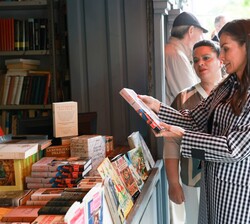 Doña Letizia examina uno de los ejemplares expuestos en una de las casetas de la Feria