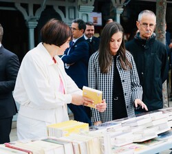Doña Letizia atiende a las explicaciones de Lara Sánchez, fundadora y directora ejecutiva de la Asociación Soy de la  Cuesta