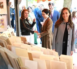 Doña Letizia frente a una de las casetas de la Feria